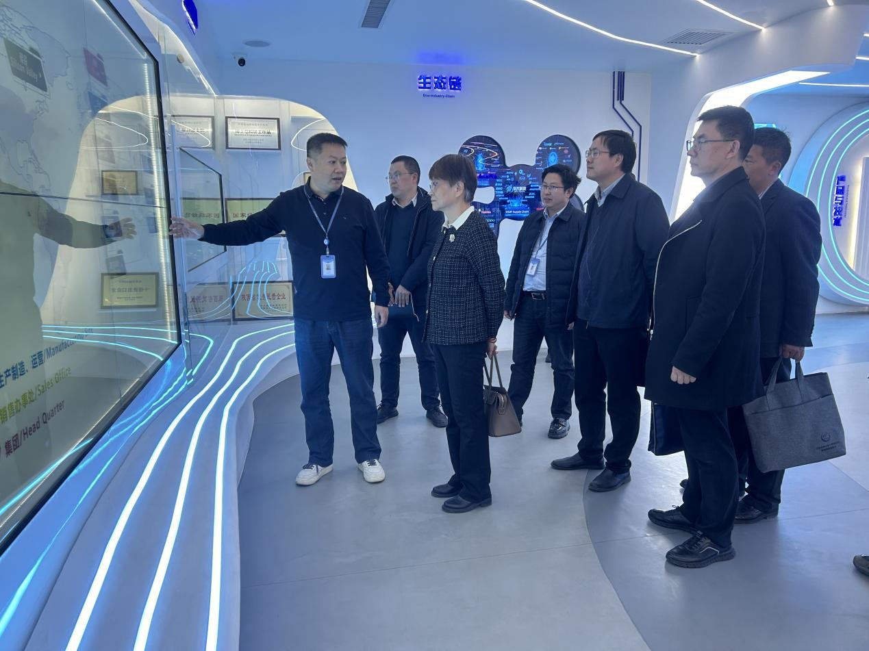 会前,与会人员参观了企业展厅,深入生产一线了解了企业的管理运营情况